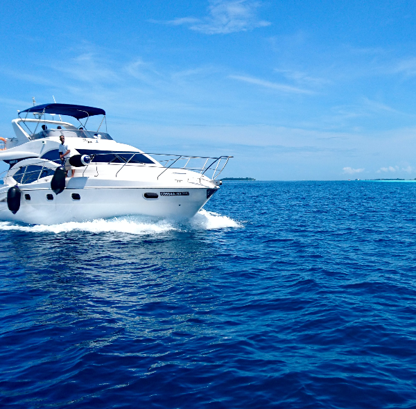 Medium Luxury Yacht Rental (Dubai)