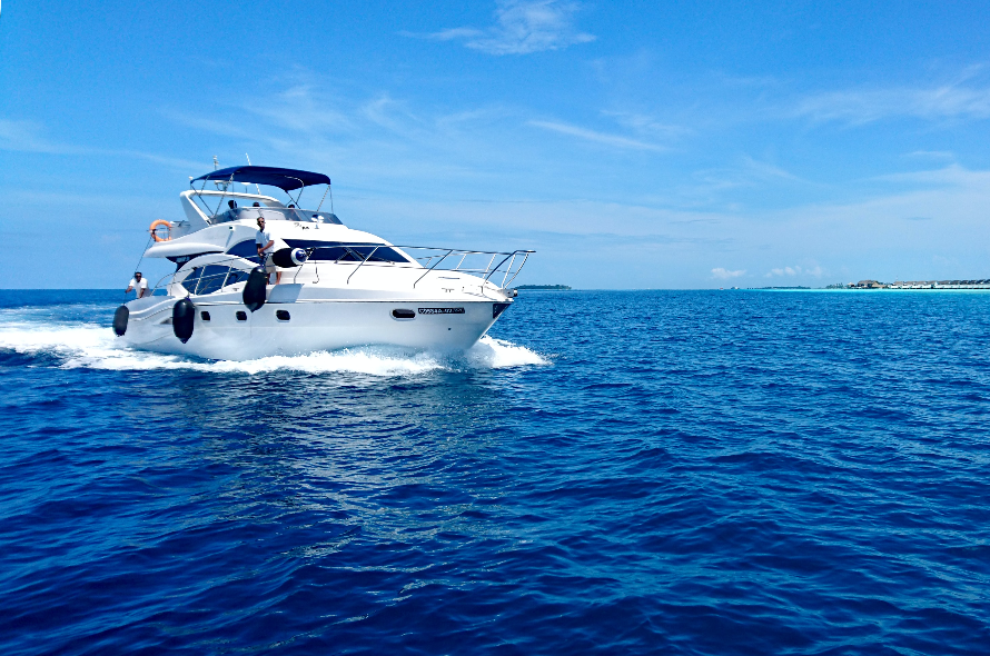 Medium Luxury Yacht Rental (Dubai)